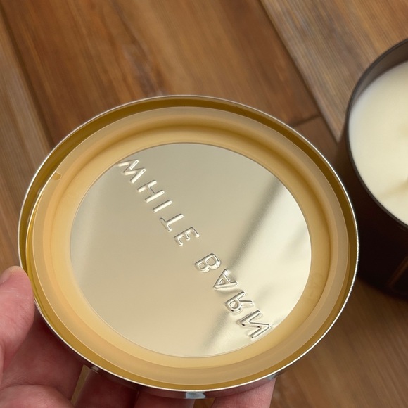 White Barn Leaves Scented Candle - Picture 4 of 5